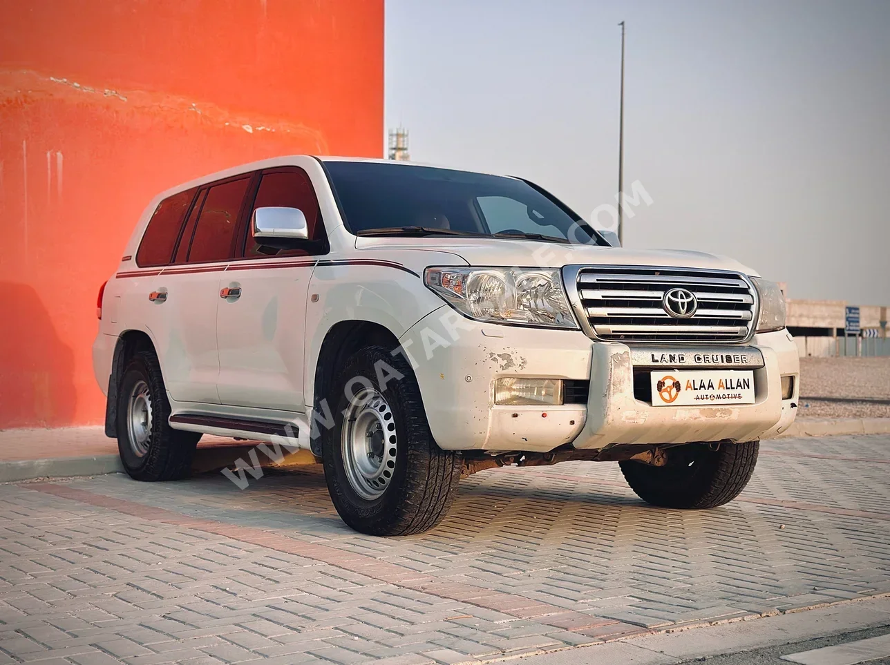 Toyota  Land Cruiser  VXR  2011  Automatic  500,000 Km  8 Cylinder  Four Wheel Drive (4WD)  SUV  White