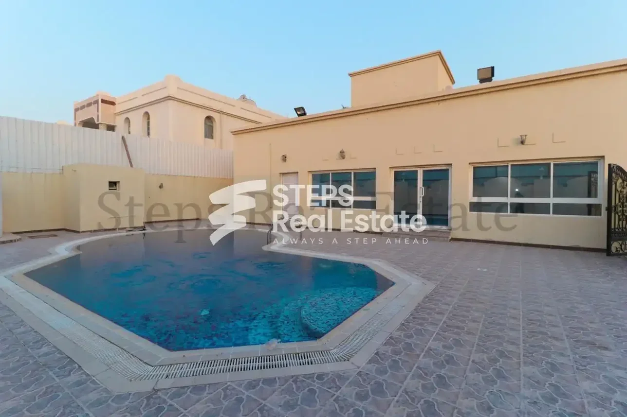 Family Residential  - Not Furnished  - Doha  - Al Maamoura  - 4 Bedrooms