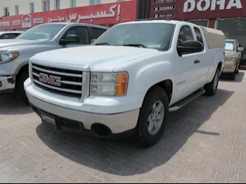 GMC  Sierra  SLE  2007  Automatic  258,000 Km  8 Cylinder  Four Wheel Drive (4WD)  Pick Up  White