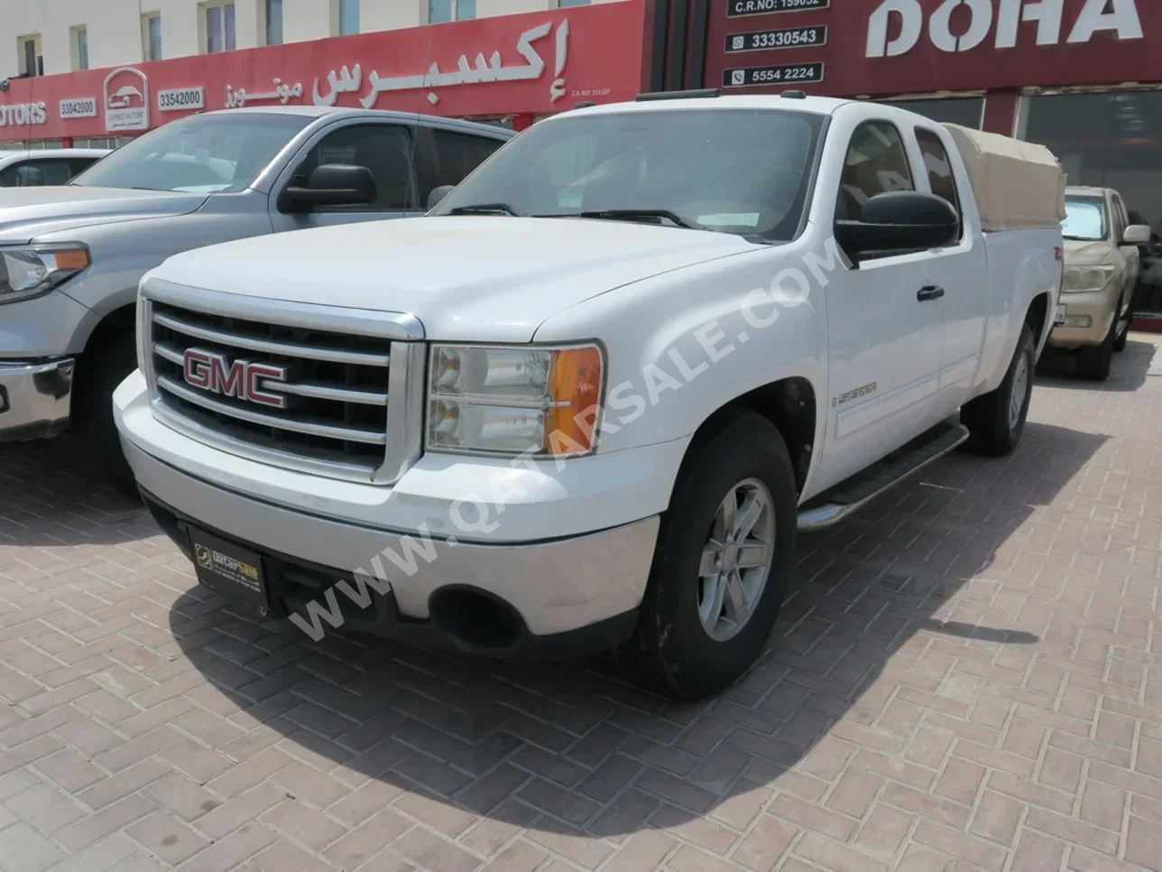 GMC  Sierra  SLE  2007  Automatic  258,000 Km  8 Cylinder  Four Wheel Drive (4WD)  Pick Up  White