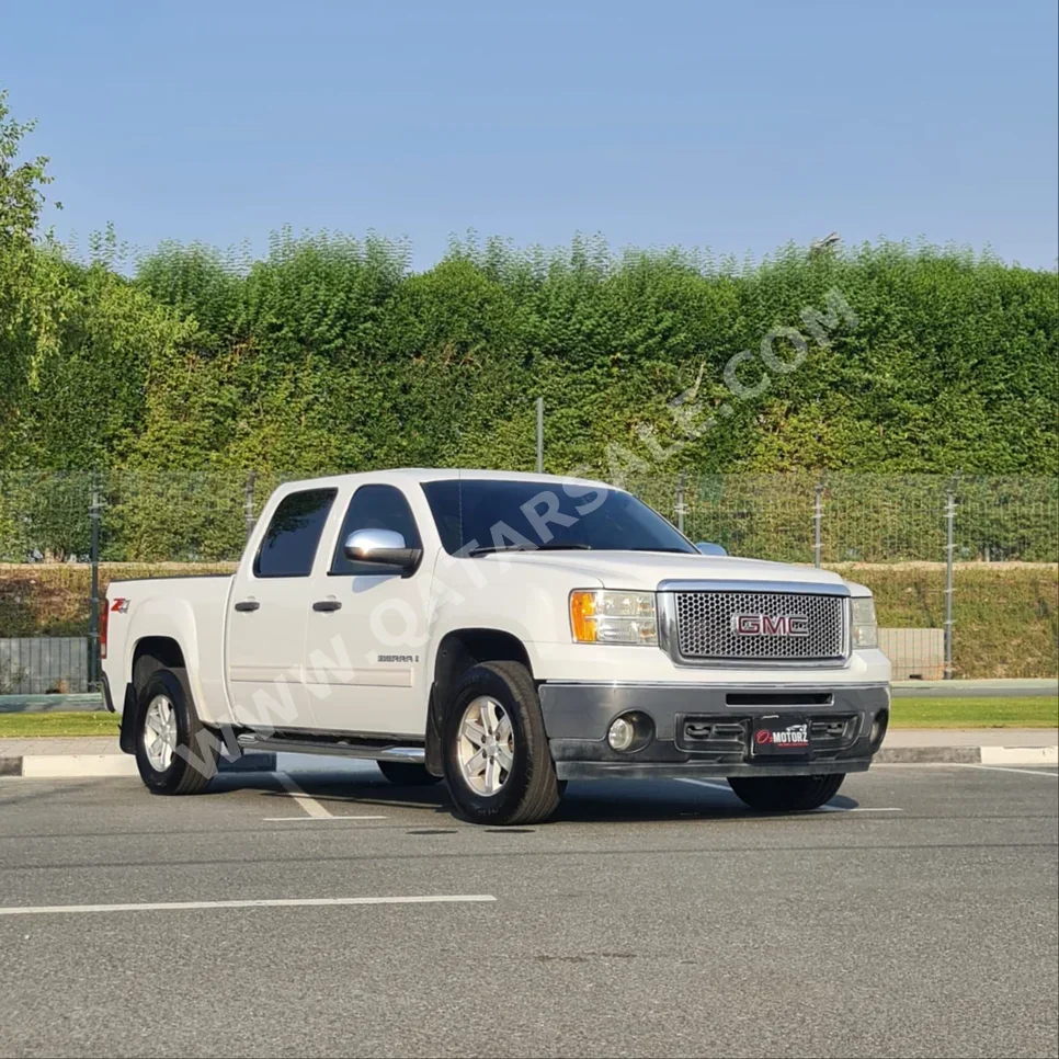 GMC  Sierra  1500  2009  Automatic  165,000 Km  8 Cylinder  Four Wheel Drive (4WD)  Pick Up  White