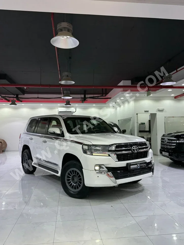 Toyota  Land Cruiser  GXR- Grand Touring  2016  Automatic  291,000 Km  8 Cylinder  Four Wheel Drive (4WD)  SUV  White