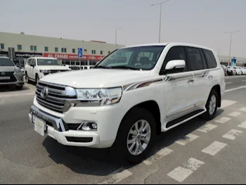 Toyota  Land Cruiser  GXR  2017  Automatic  212,000 Km  8 Cylinder  Four Wheel Drive (4WD)  SUV  White