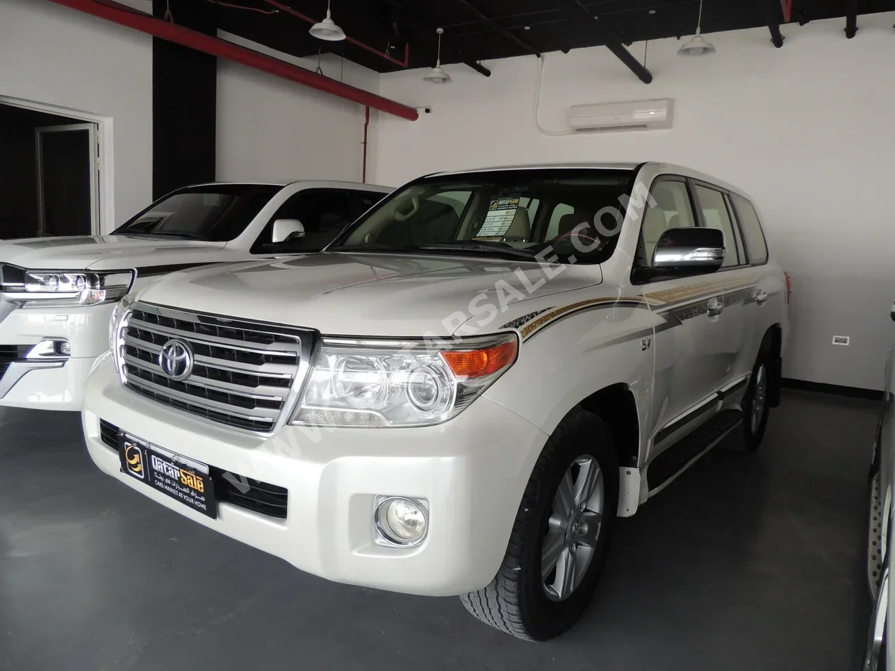 Toyota  Land Cruiser  VXR  2012  Automatic  490,000 Km  8 Cylinder  Four Wheel Drive (4WD)  SUV  White