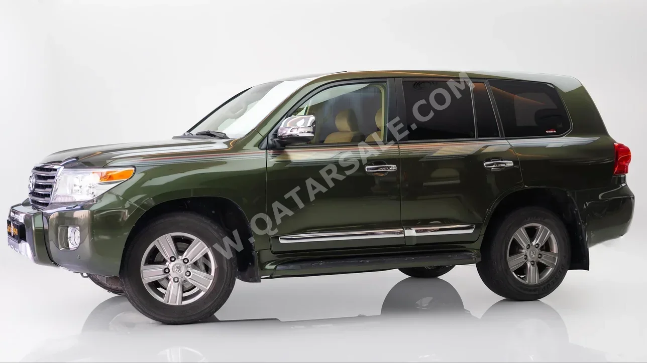 Toyota  Land Cruiser  GXR  2015  Automatic  141٬000 Km  8 Cylinder  Four Wheel Drive (4WD)  SUV  Green