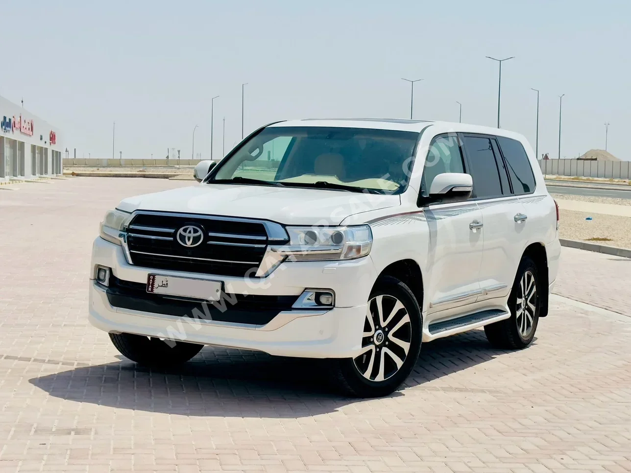 Toyota  Land Cruiser  GXR  2019  Automatic  197,000 Km  8 Cylinder  Four Wheel Drive (4WD)  SUV  White