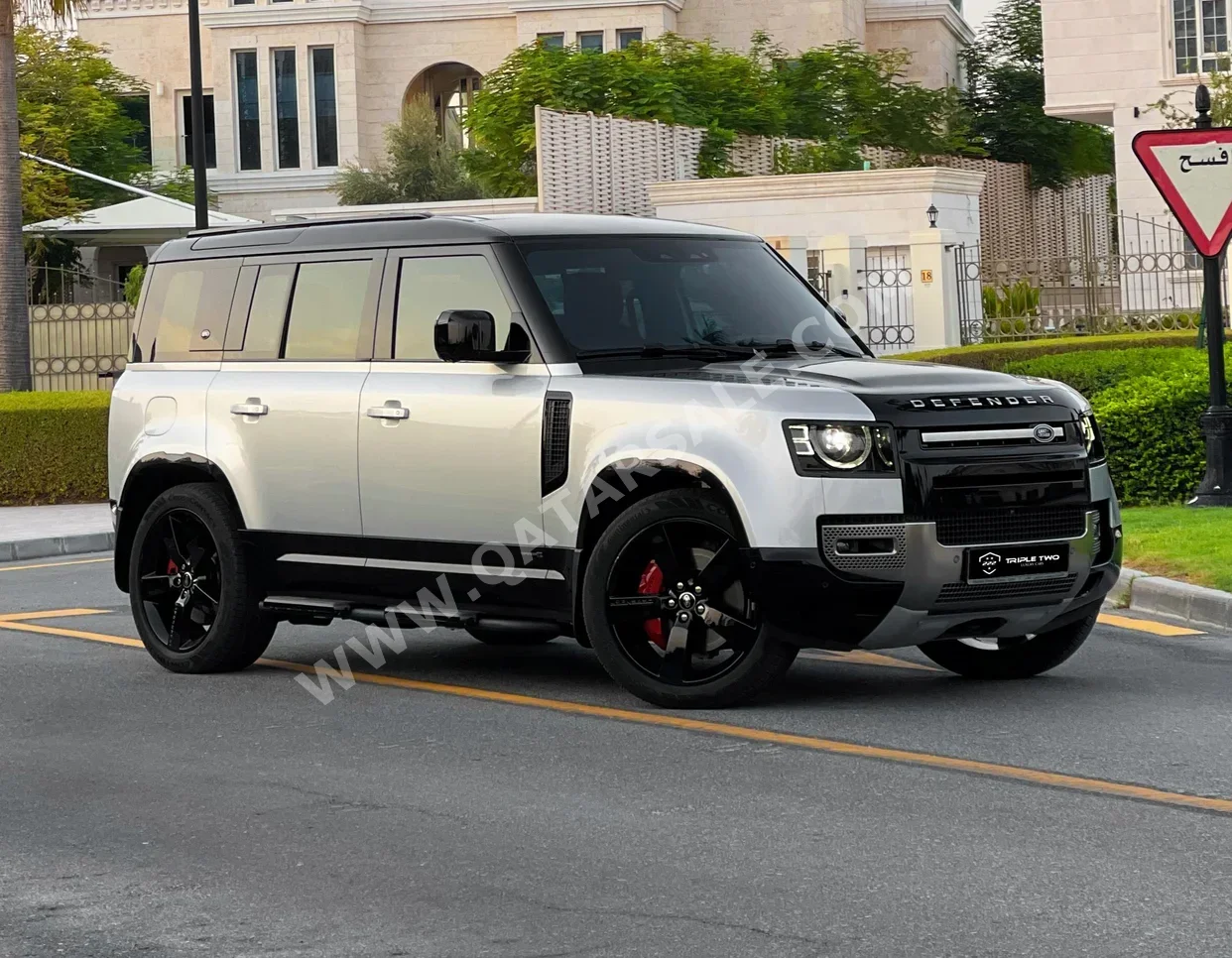 Land Rover  Defender  110 X  2023  Automatic  21٬000 Km  6 Cylinder  Four Wheel Drive (4WD)  SUV  Silver  With Warranty