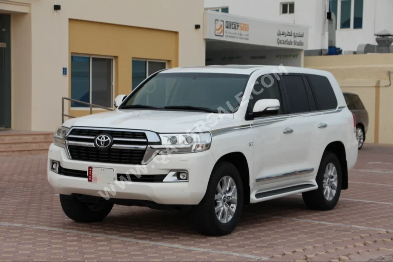 Toyota  Land Cruiser  VXR  2021  Automatic  64,000 Km  8 Cylinder  Four Wheel Drive (4WD)  SUV  White