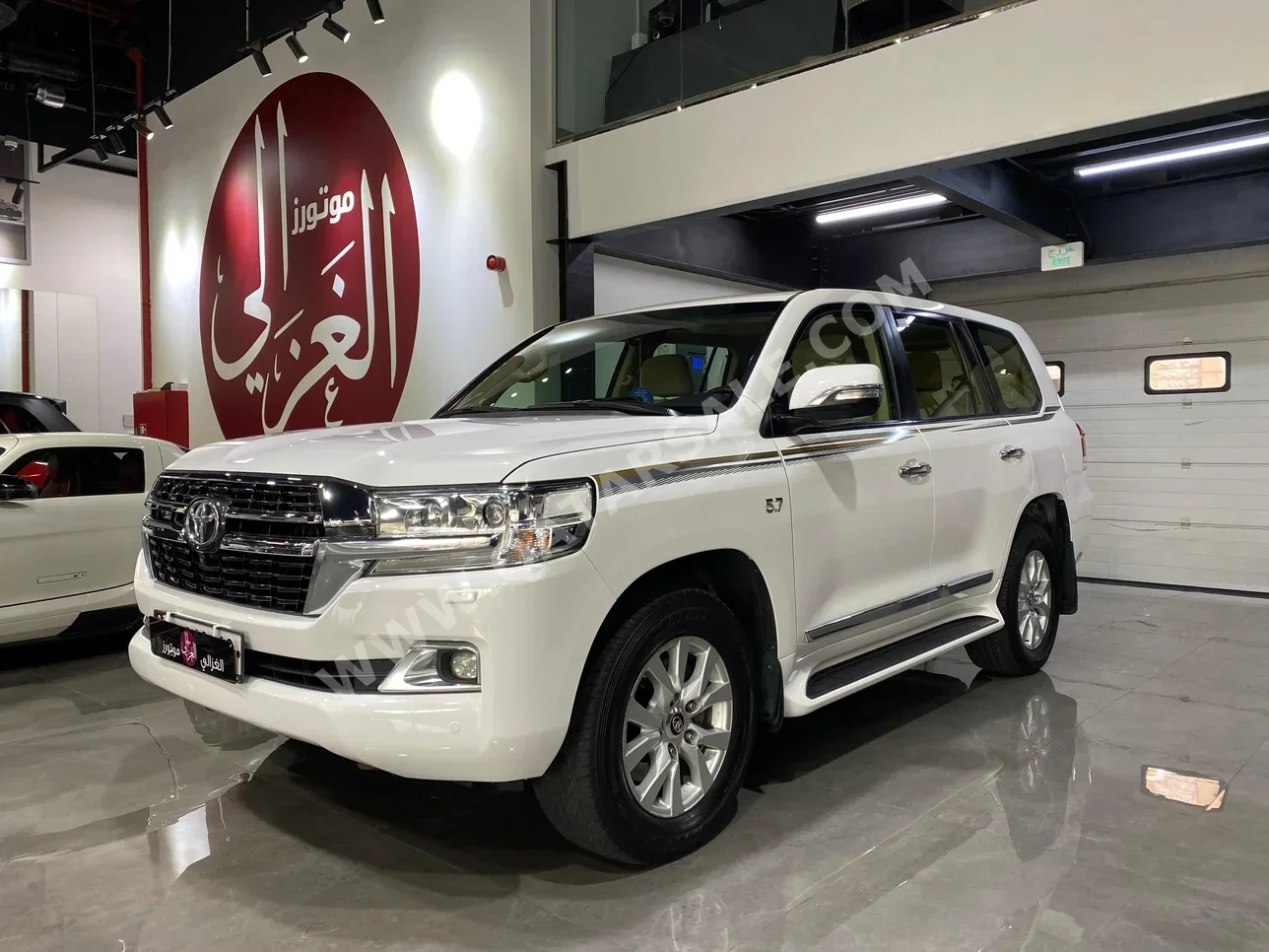 Toyota  Land Cruiser  VXR  2016  Automatic  260,000 Km  8 Cylinder  Four Wheel Drive (4WD)  SUV  White