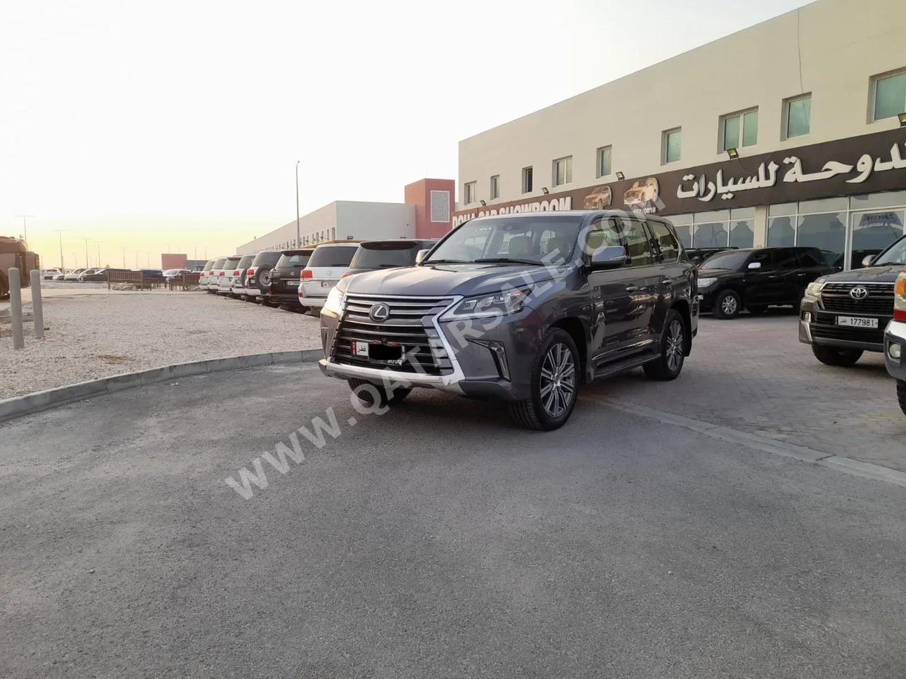 Lexus  LX  570  2016  Automatic  136,000 Km  8 Cylinder  Four Wheel Drive (4WD)  SUV  Gray