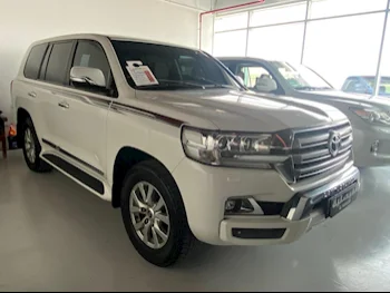 Toyota  Land Cruiser  GXR  2017  Automatic  300,000 Km  8 Cylinder  Four Wheel Drive (4WD)  SUV  White