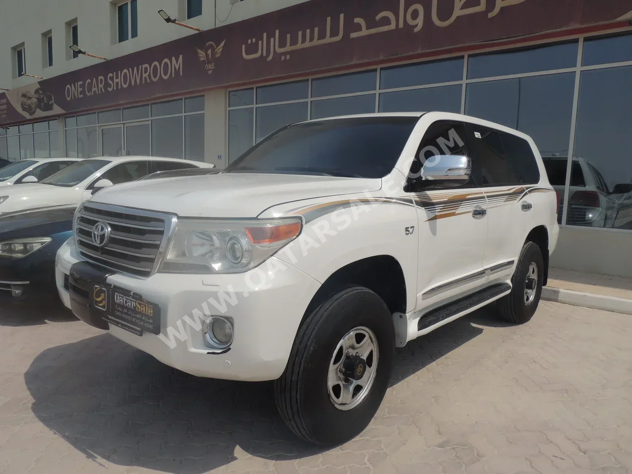 Toyota  Land Cruiser  VXR  2014  Automatic  440٬000 Km  8 Cylinder  Four Wheel Drive (4WD)  SUV  White