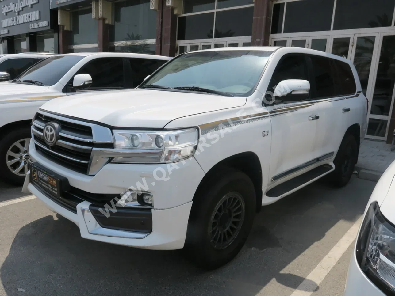 Toyota  Land Cruiser  VXR  2016  Automatic  287,000 Km  8 Cylinder  Four Wheel Drive (4WD)  SUV  White