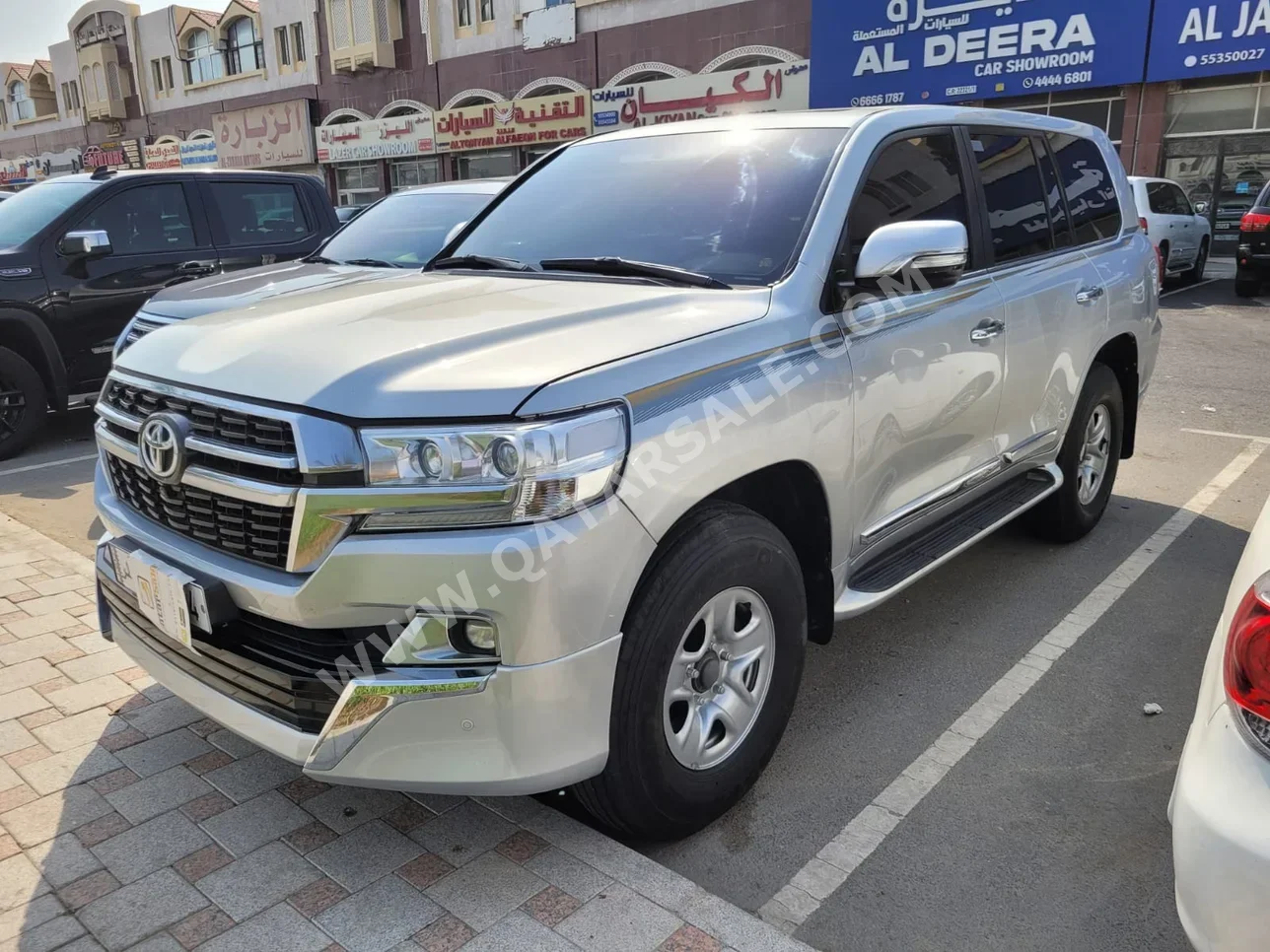 Toyota  Land Cruiser  VXR  2016  Automatic  285,000 Km  8 Cylinder  Four Wheel Drive (4WD)  SUV  Silver