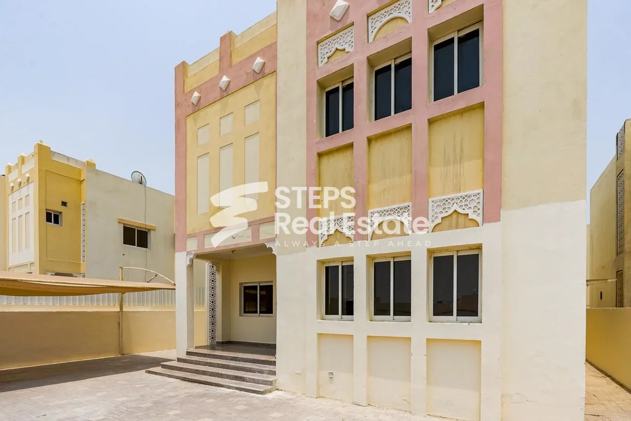 Family Residential  - Not Furnished  - Al Rayyan  - Izghawa  - 5 Bedrooms