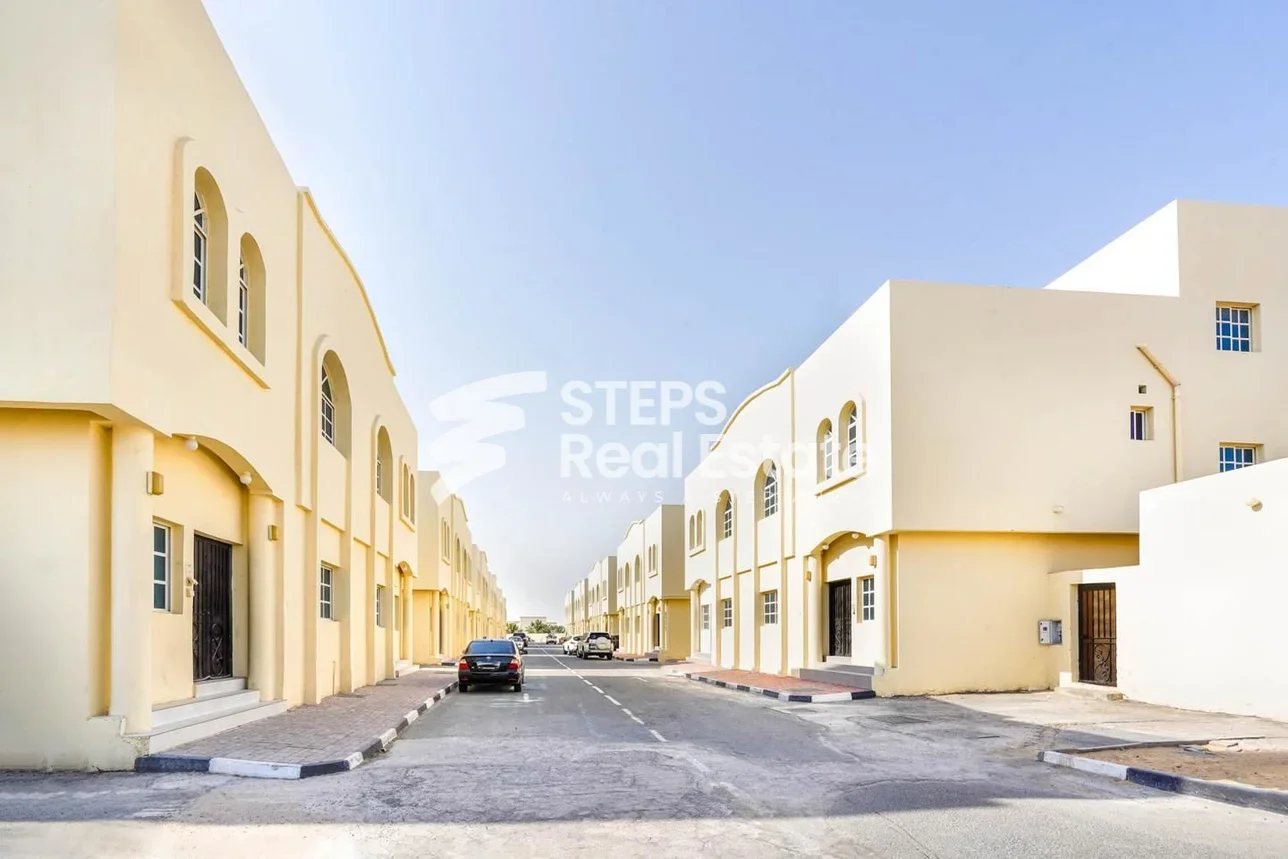 Commercial  - Semi Furnished  - Umm Salal  - Umm Salal Ali  - 5 Bedrooms