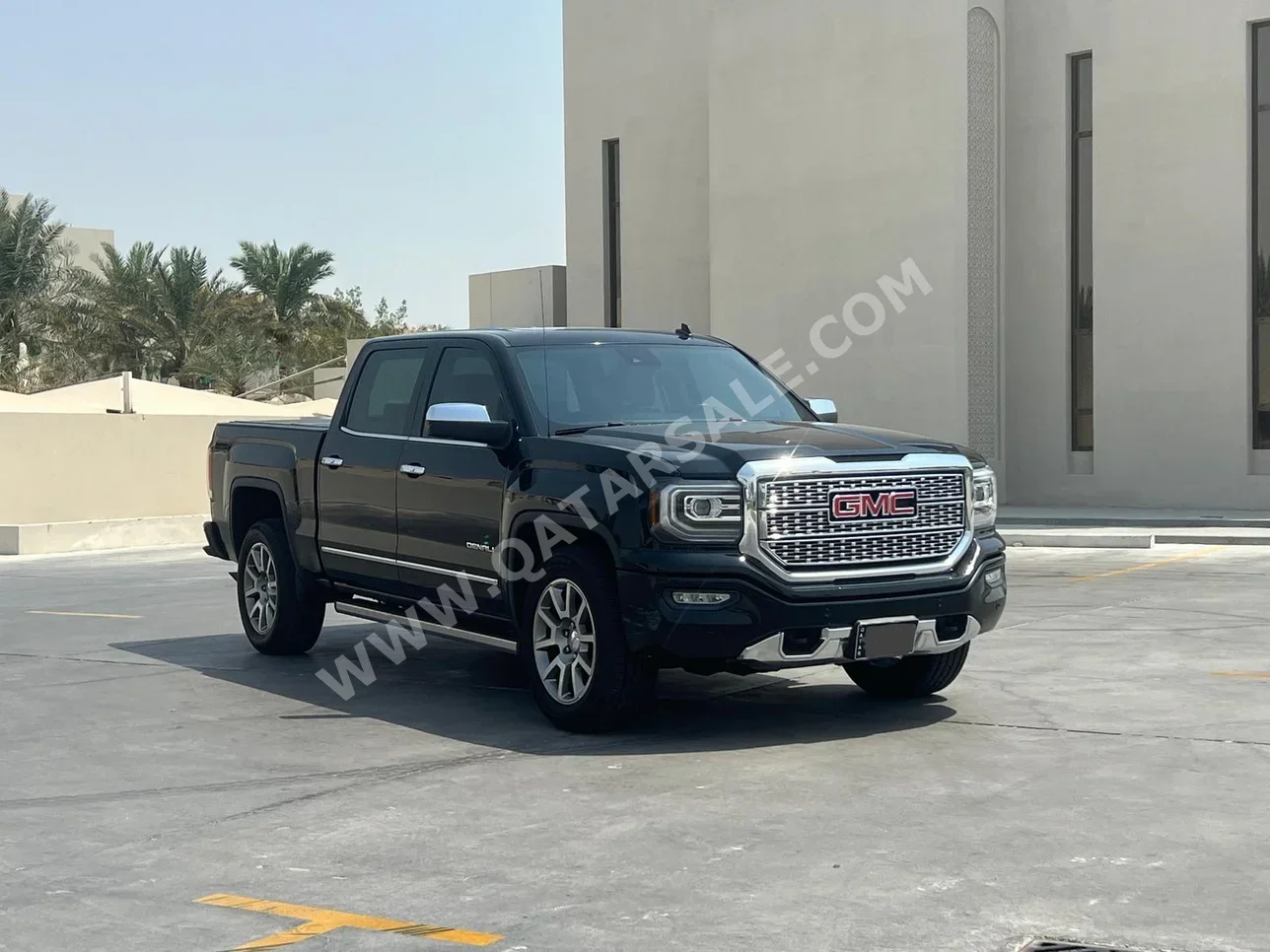 GMC  Sierra  Denali  2018  Automatic  101٬000 Km  8 Cylinder  Four Wheel Drive (4WD)  Pick Up  Black