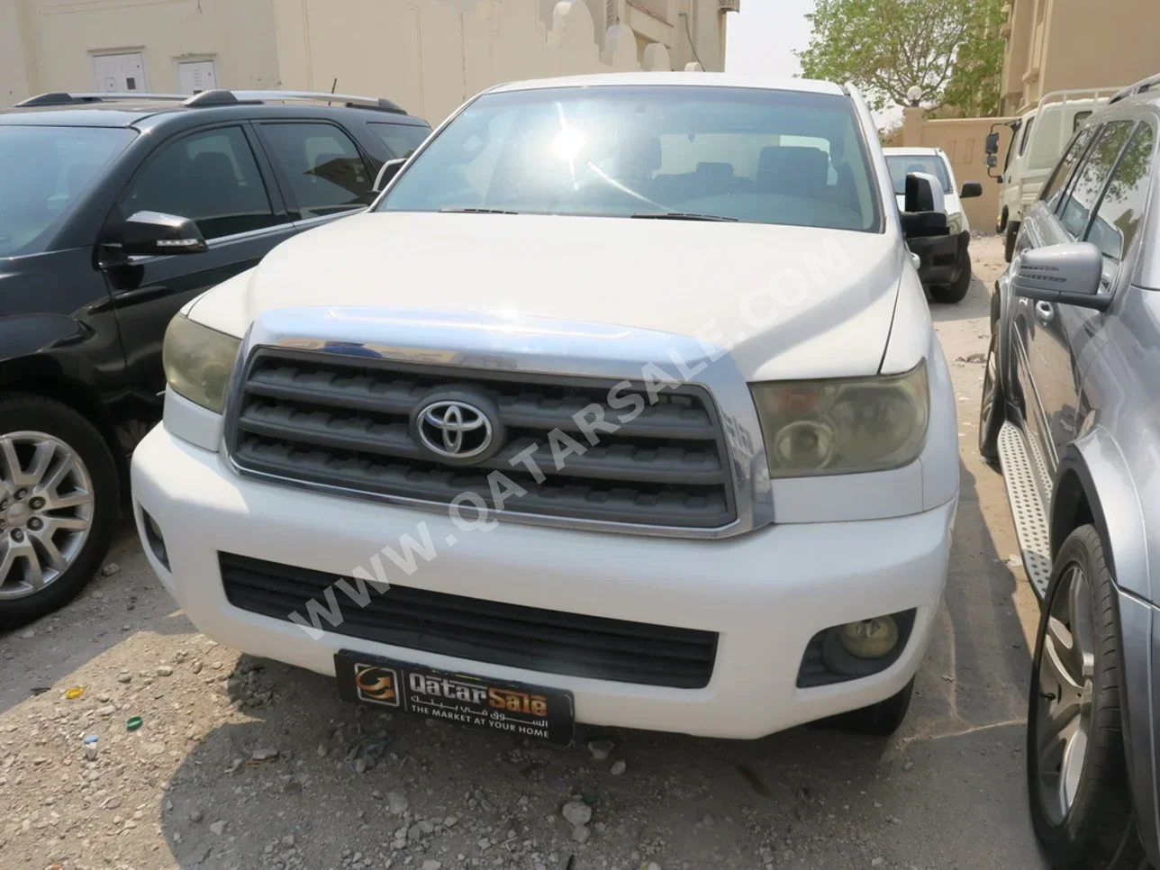 Toyota  Sequoia  2009  Automatic  209,000 Km  8 Cylinder  Four Wheel Drive (4WD)  SUV  White