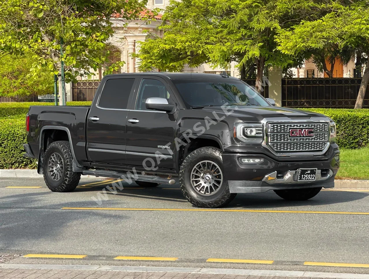 GMC  Sierra  Denali  2016  Automatic  290,000 Km  8 Cylinder  Four Wheel Drive (4WD)  Pick Up  Gray