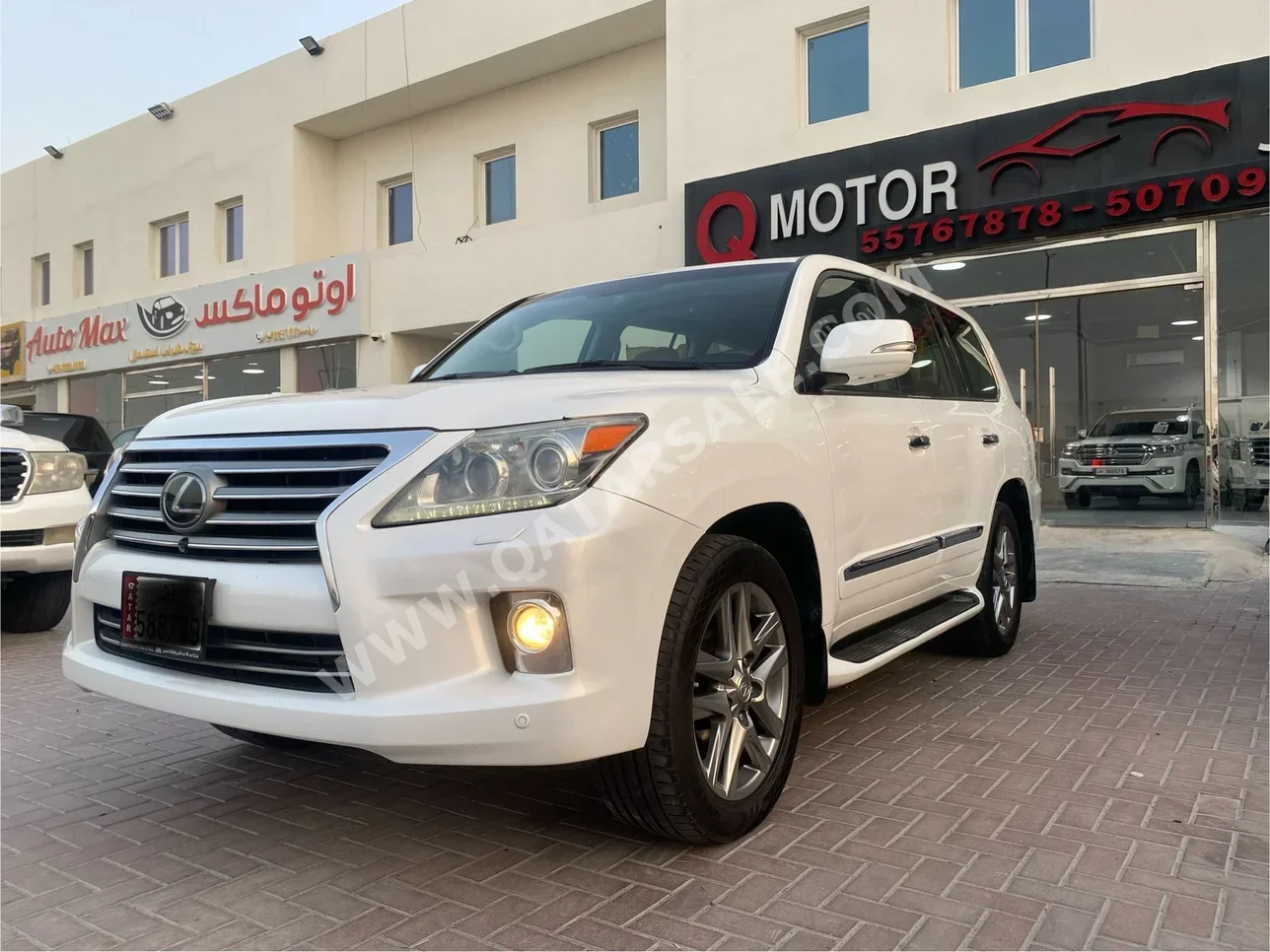 Lexus  LX  570  2013  Automatic  260,000 Km  8 Cylinder  Four Wheel Drive (4WD)  SUV  White