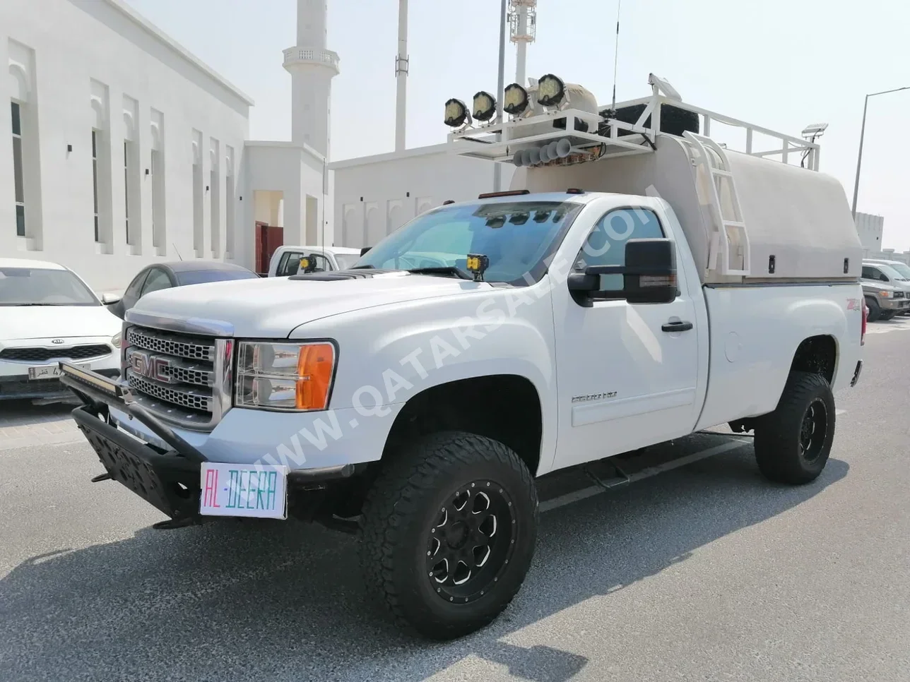 GMC  Sierra  2500 HD  2013  Automatic  215,000 Km  8 Cylinder  Four Wheel Drive (4WD)  Pick Up  White