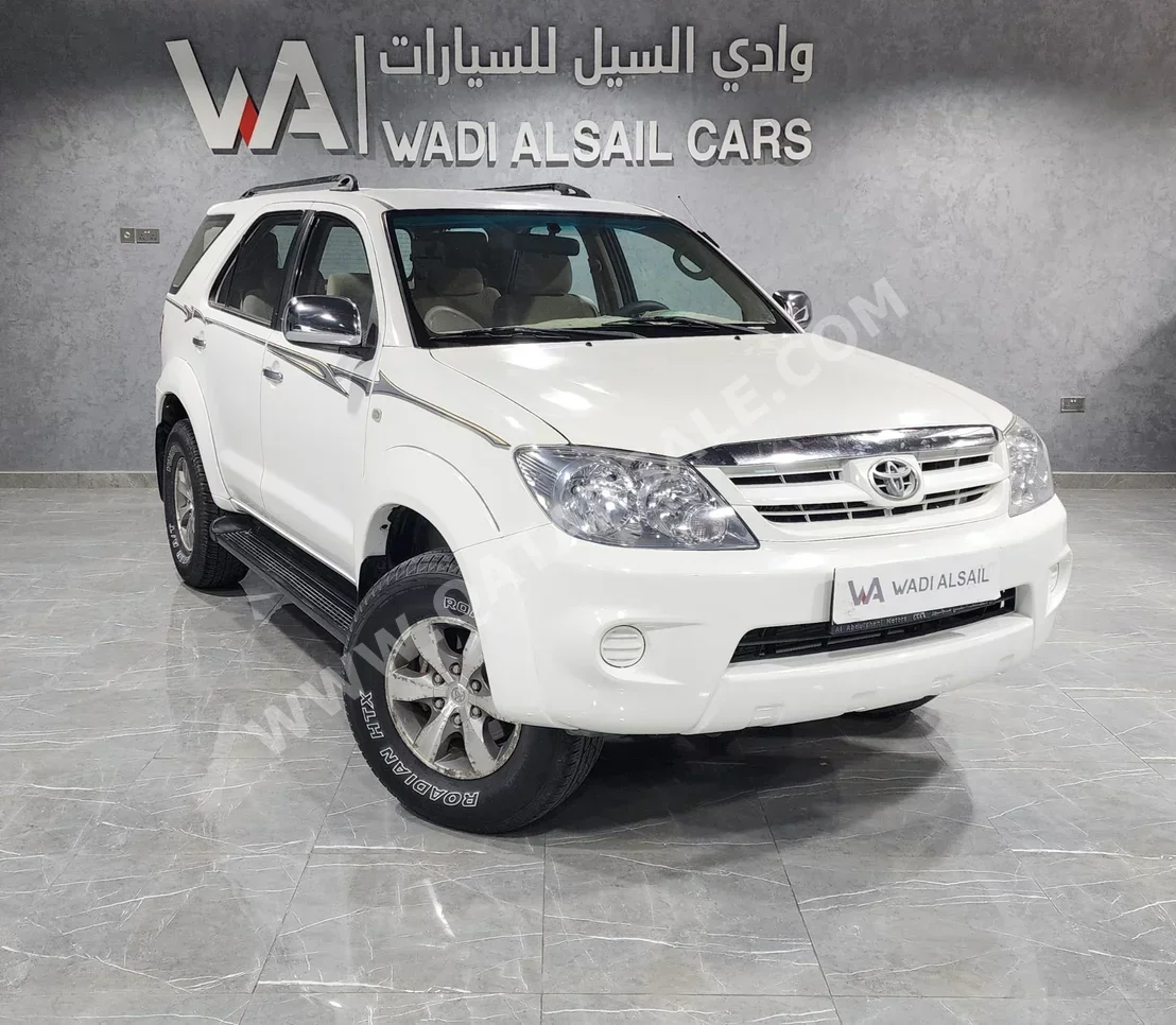 Toyota  Fortuner  SR5  2008  Automatic  200,000 Km  6 Cylinder  Four Wheel Drive (4WD)  SUV  White