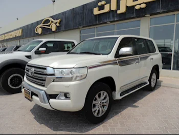 Toyota  Land Cruiser  GXR  2016  Automatic  339,000 Km  8 Cylinder  Four Wheel Drive (4WD)  SUV  White