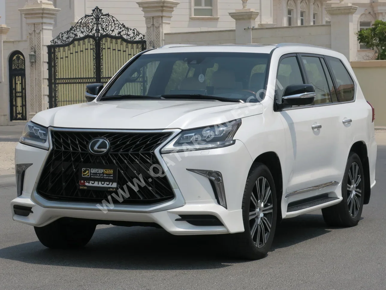 Lexus  LX  570  2016  Automatic  283,000 Km  8 Cylinder  Four Wheel Drive (4WD)  SUV  White