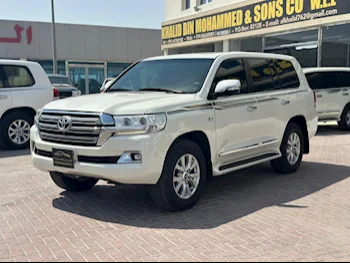 Toyota  Land Cruiser  VXR  2017  Automatic  301,000 Km  8 Cylinder  Four Wheel Drive (4WD)  SUV  White