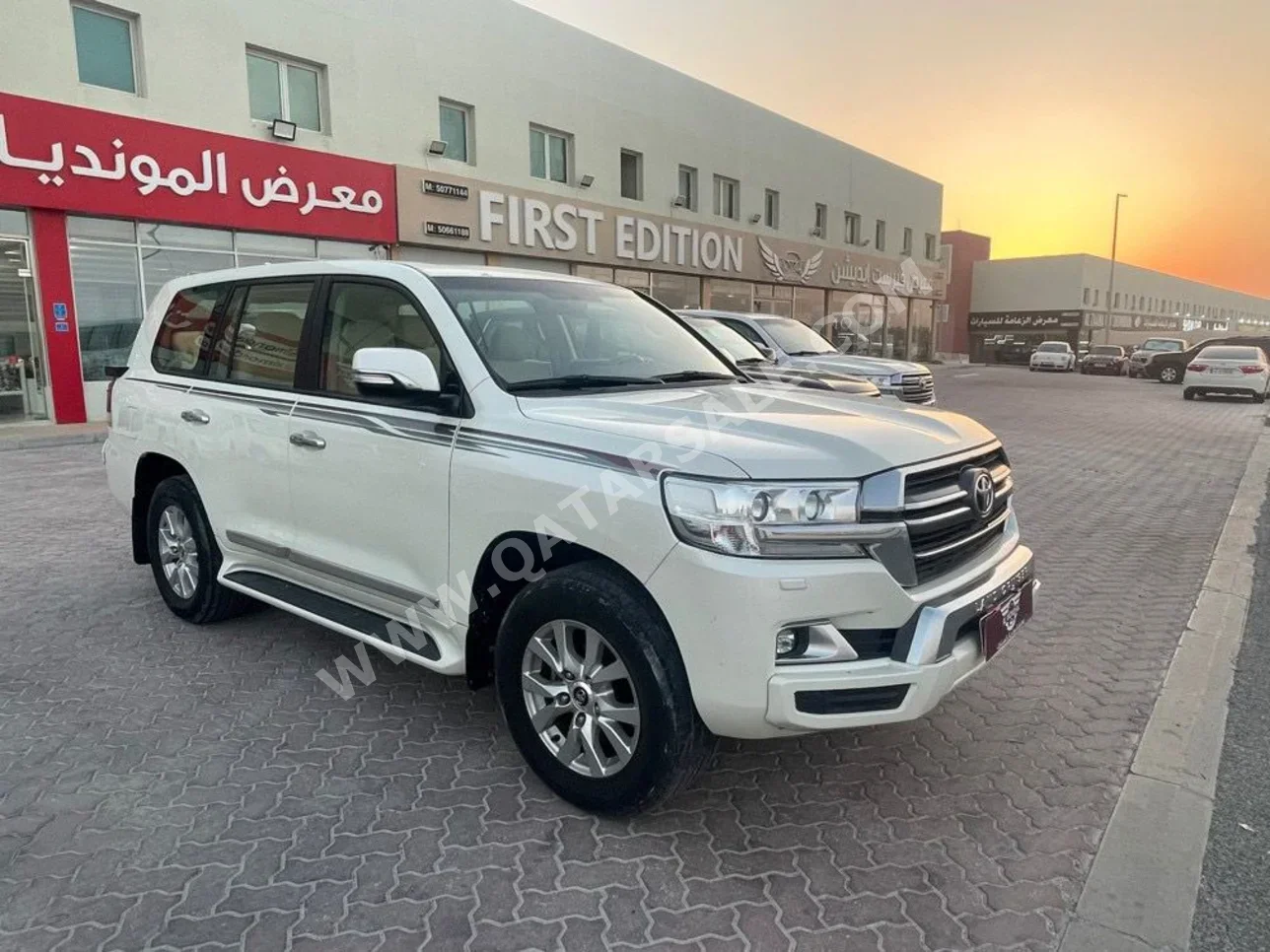 Toyota  Land Cruiser  GXR  2018  Automatic  221,000 Km  8 Cylinder  Four Wheel Drive (4WD)  SUV  White