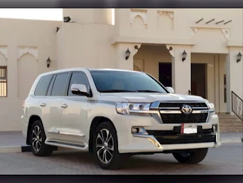 Toyota  Land Cruiser  VXR  2017  Automatic  212,000 Km  8 Cylinder  Four Wheel Drive (4WD)  SUV  White