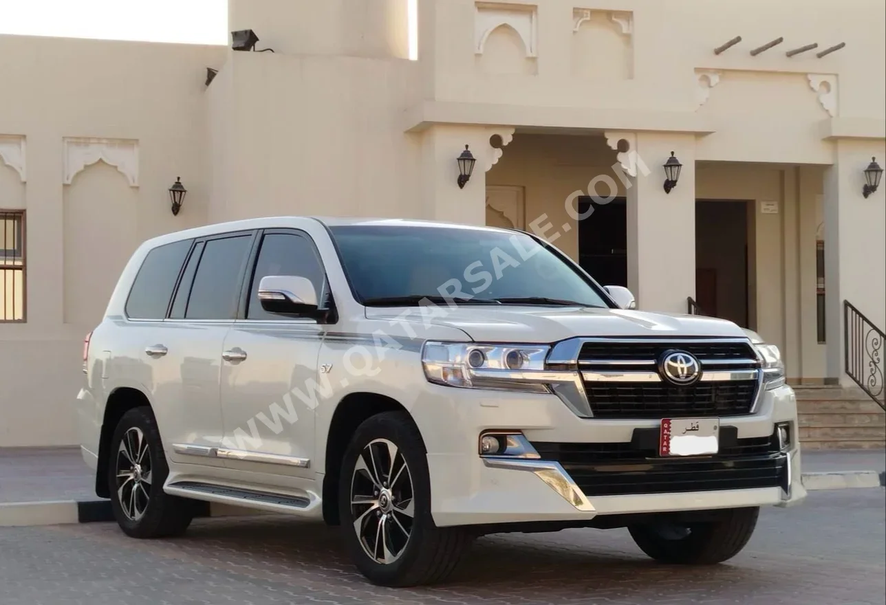 Toyota  Land Cruiser  VXR  2017  Automatic  212,000 Km  8 Cylinder  Four Wheel Drive (4WD)  SUV  White