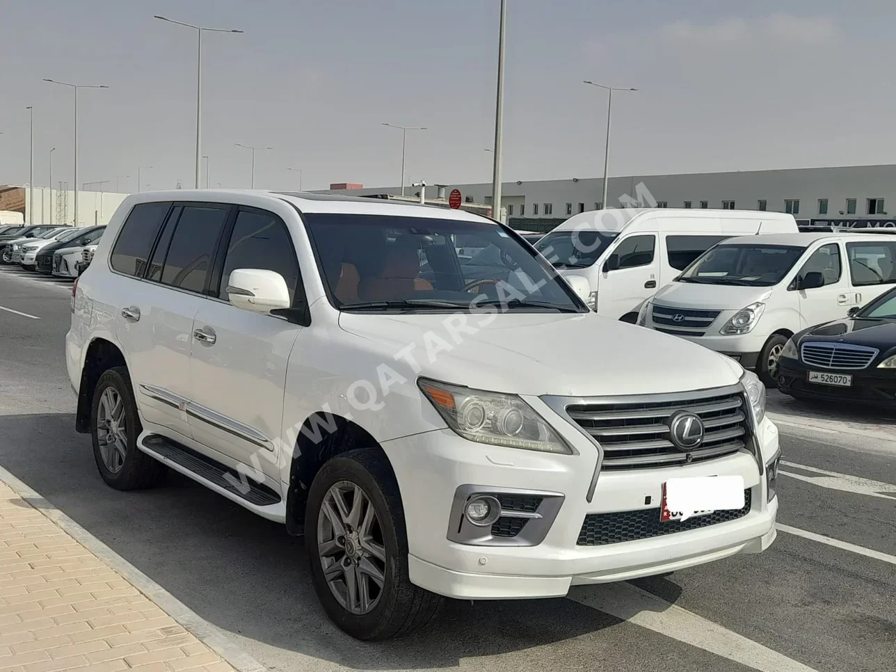 Lexus  LX  570  2012  Automatic  569,000 Km  8 Cylinder  Four Wheel Drive (4WD)  SUV  White