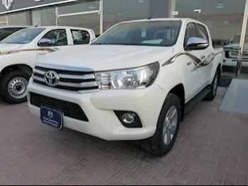 Toyota  Hilux  2017  Automatic  42,000 Km  4 Cylinder  Four Wheel Drive (4WD)  Pick Up  White