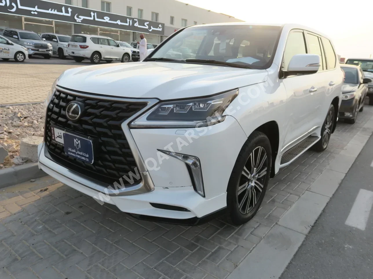 Lexus  LX  570  2016  Automatic  270,000 Km  8 Cylinder  Four Wheel Drive (4WD)  SUV  White