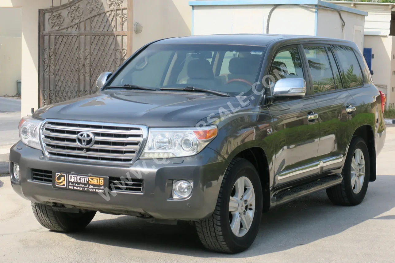 Toyota  Land Cruiser  VXR  2014  Automatic  210,000 Km  8 Cylinder  Four Wheel Drive (4WD)  SUV  Gray