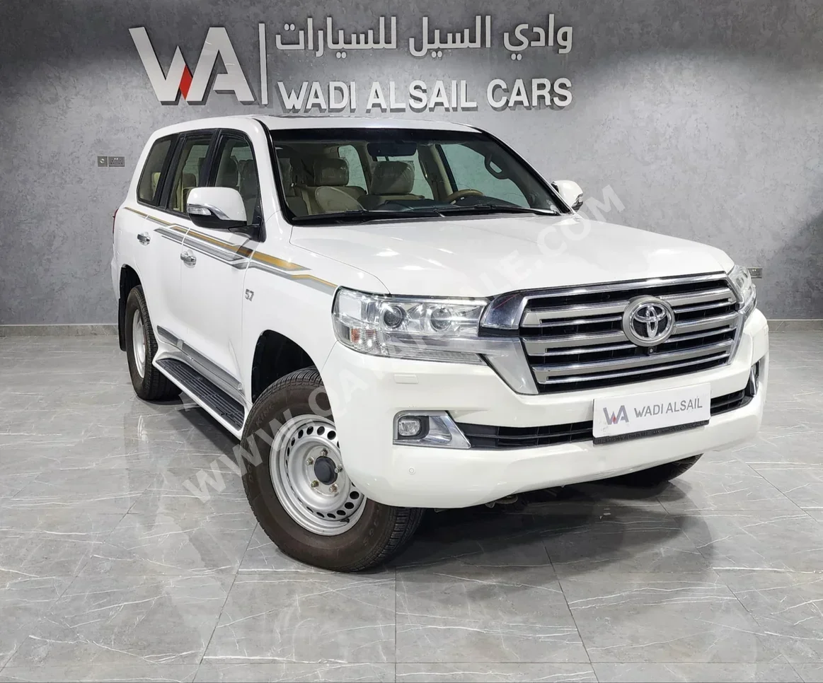 Toyota  Land Cruiser  VXR  2018  Automatic  220,000 Km  8 Cylinder  Four Wheel Drive (4WD)  SUV  White