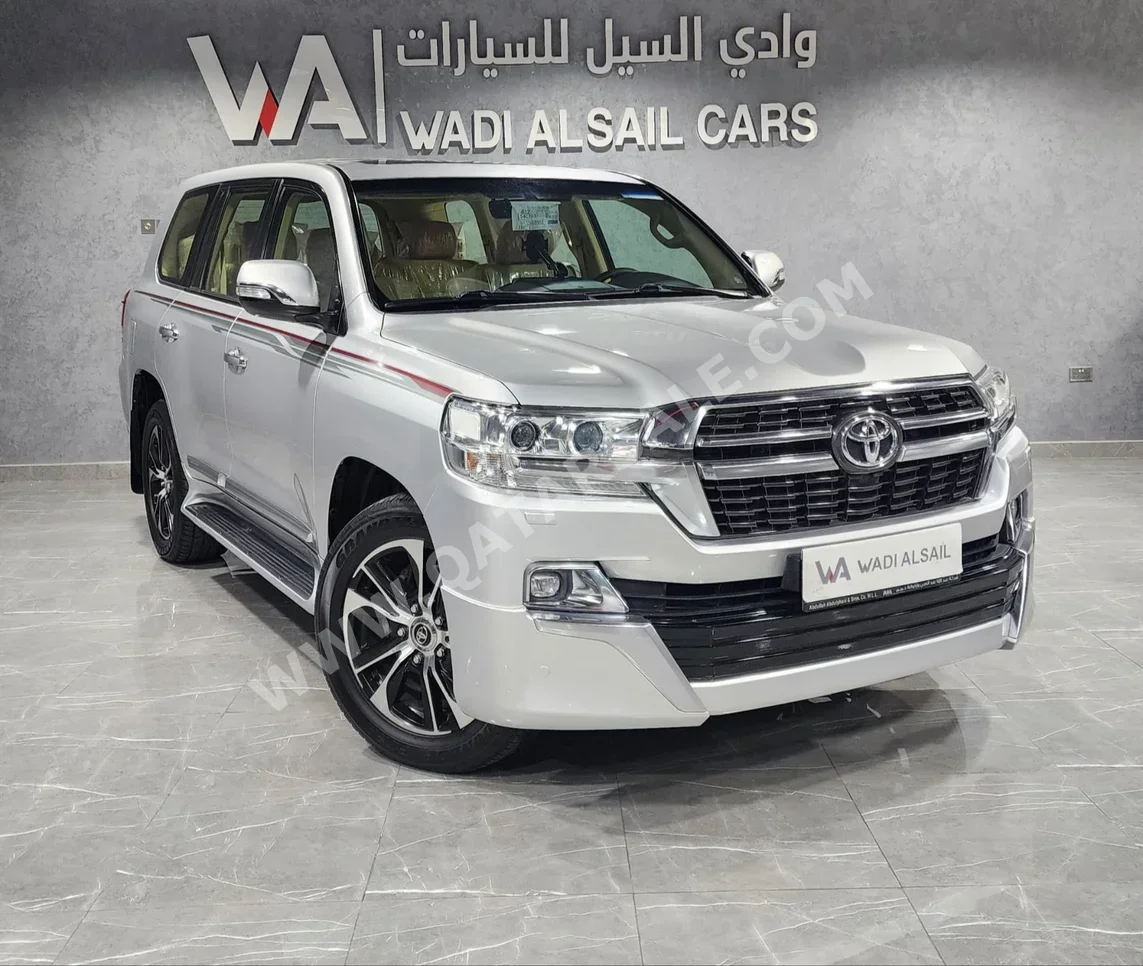  Toyota  Land Cruiser  GXR  2016  Automatic  311,000 Km  8 Cylinder  Four Wheel Drive (4WD)  SUV  Silver  With Warranty