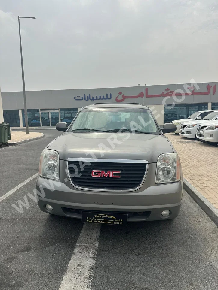 GMC  Yukon  XL  2012  Automatic  228,000 Km  8 Cylinder  Four Wheel Drive (4WD)  SUV  Beige