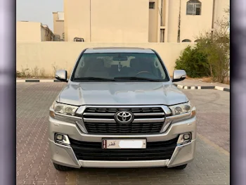 Toyota  Land Cruiser  VXR  2015  Automatic  260,000 Km  8 Cylinder  Four Wheel Drive (4WD)  SUV  Silver