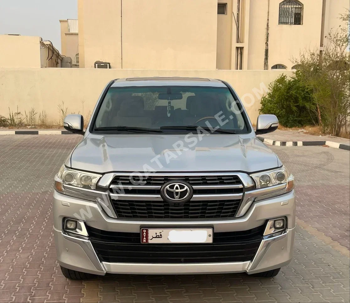 Toyota  Land Cruiser  VXR  2015  Automatic  260,000 Km  8 Cylinder  Four Wheel Drive (4WD)  SUV  Silver