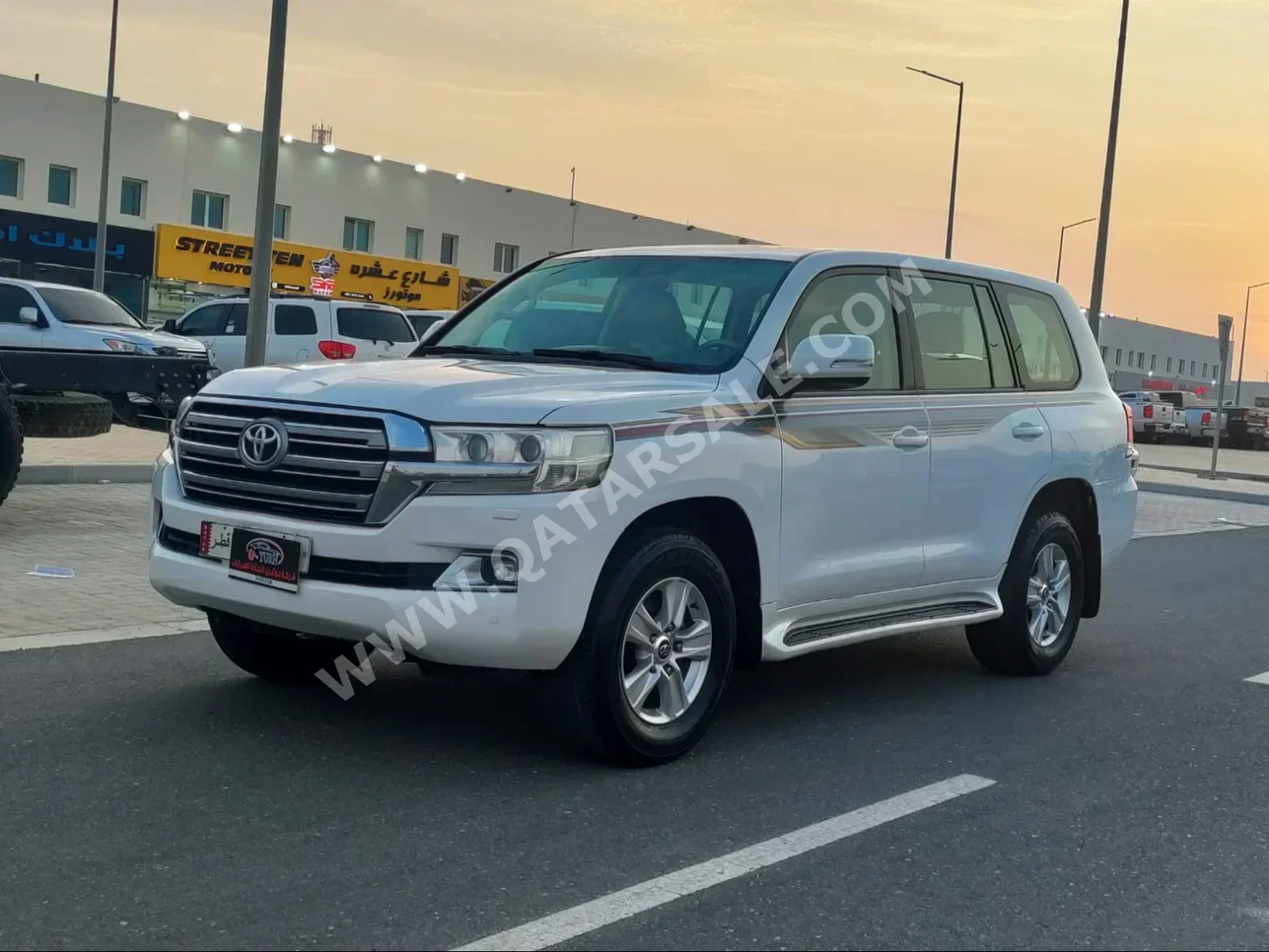 Toyota  Land Cruiser  GXR  2016  Automatic  393,000 Km  6 Cylinder  Four Wheel Drive (4WD)  SUV  White