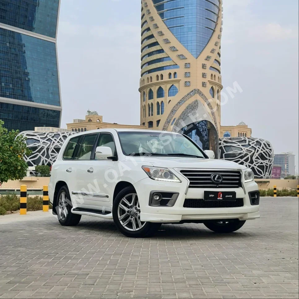 Lexus  LX  570  2014  Automatic  443,000 Km  8 Cylinder  Four Wheel Drive (4WD)  SUV  White