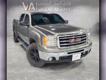 GMC  Sierra  1500  2013  Automatic  144,000 Km  8 Cylinder  Four Wheel Drive (4WD)  Pick Up  Gray