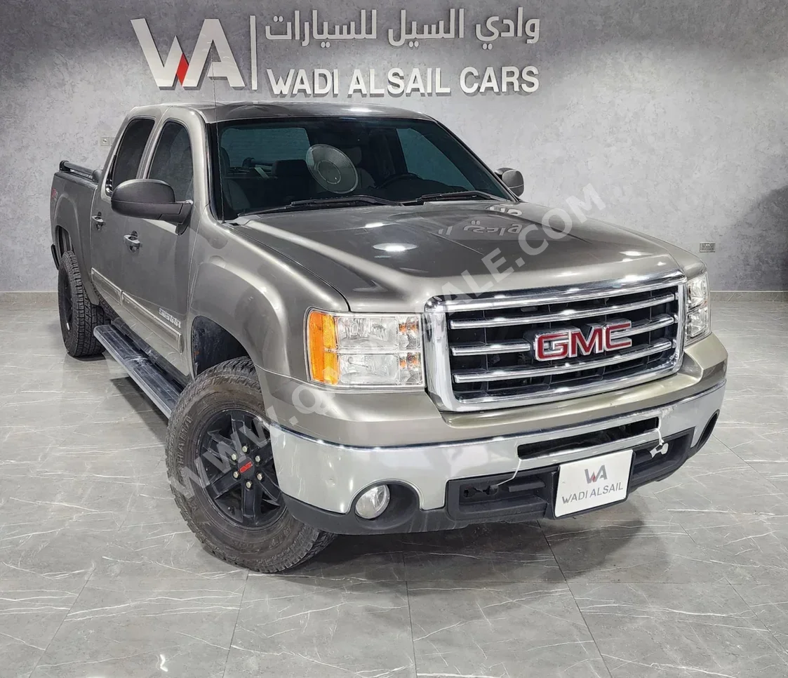 GMC  Sierra  1500  2013  Automatic  144,000 Km  8 Cylinder  Four Wheel Drive (4WD)  Pick Up  Gray