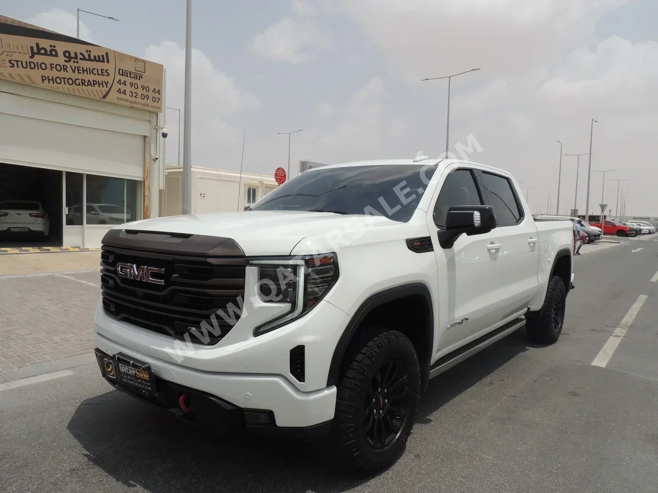 GMC  Sierra  AT4  2022  Automatic  33,500 Km  8 Cylinder  Four Wheel Drive (4WD)  Pick Up  White  With Warranty