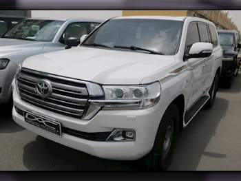 Toyota  Land Cruiser  VXR  2016  Automatic  263,000 Km  8 Cylinder  Four Wheel Drive (4WD)  SUV  White