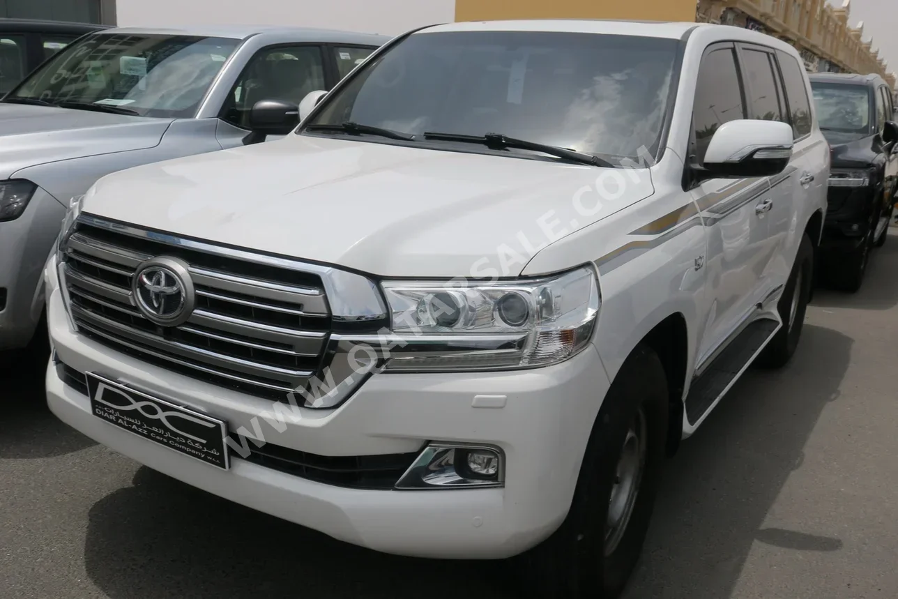 Toyota  Land Cruiser  VXR  2016  Automatic  263,000 Km  8 Cylinder  Four Wheel Drive (4WD)  SUV  White