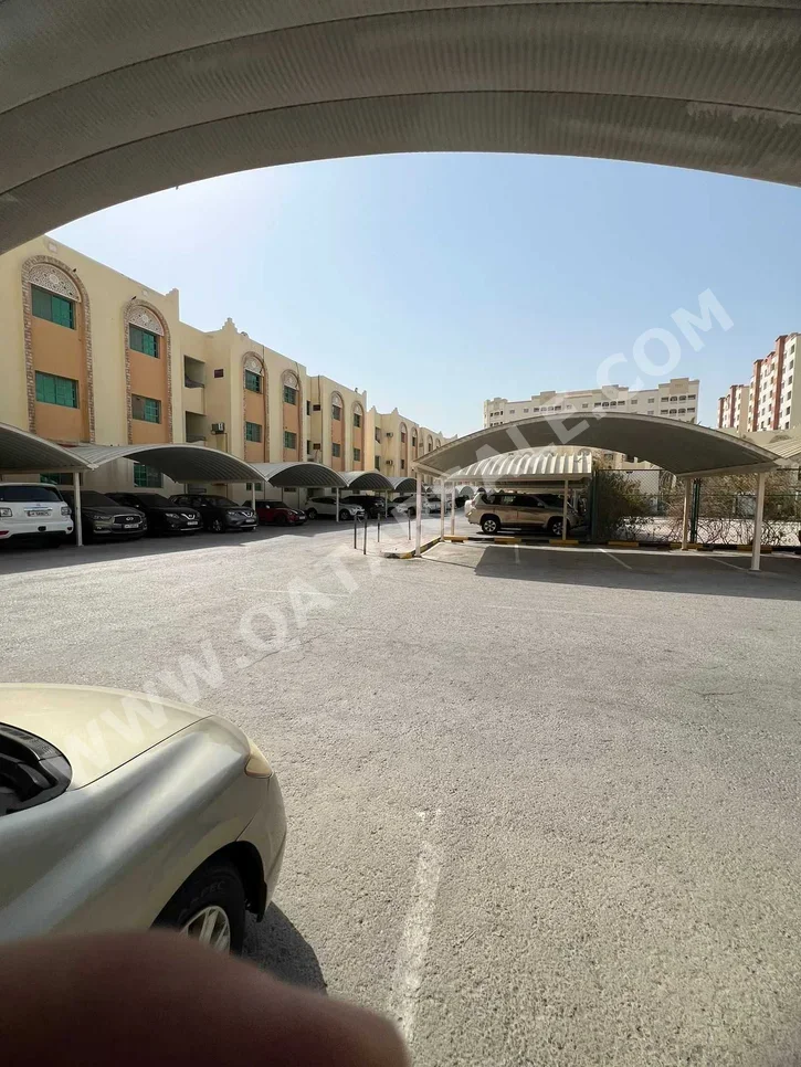 2 Bedrooms  Apartment  For Rent  in Doha -  Umm Ghuwailina  Not Furnished