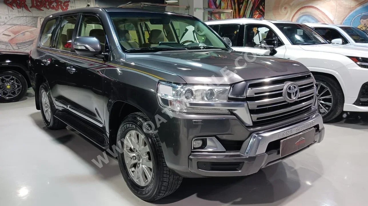 Toyota  Land Cruiser  GXR  2018  Automatic  218,000 Km  8 Cylinder  Four Wheel Drive (4WD)  SUV  Gray